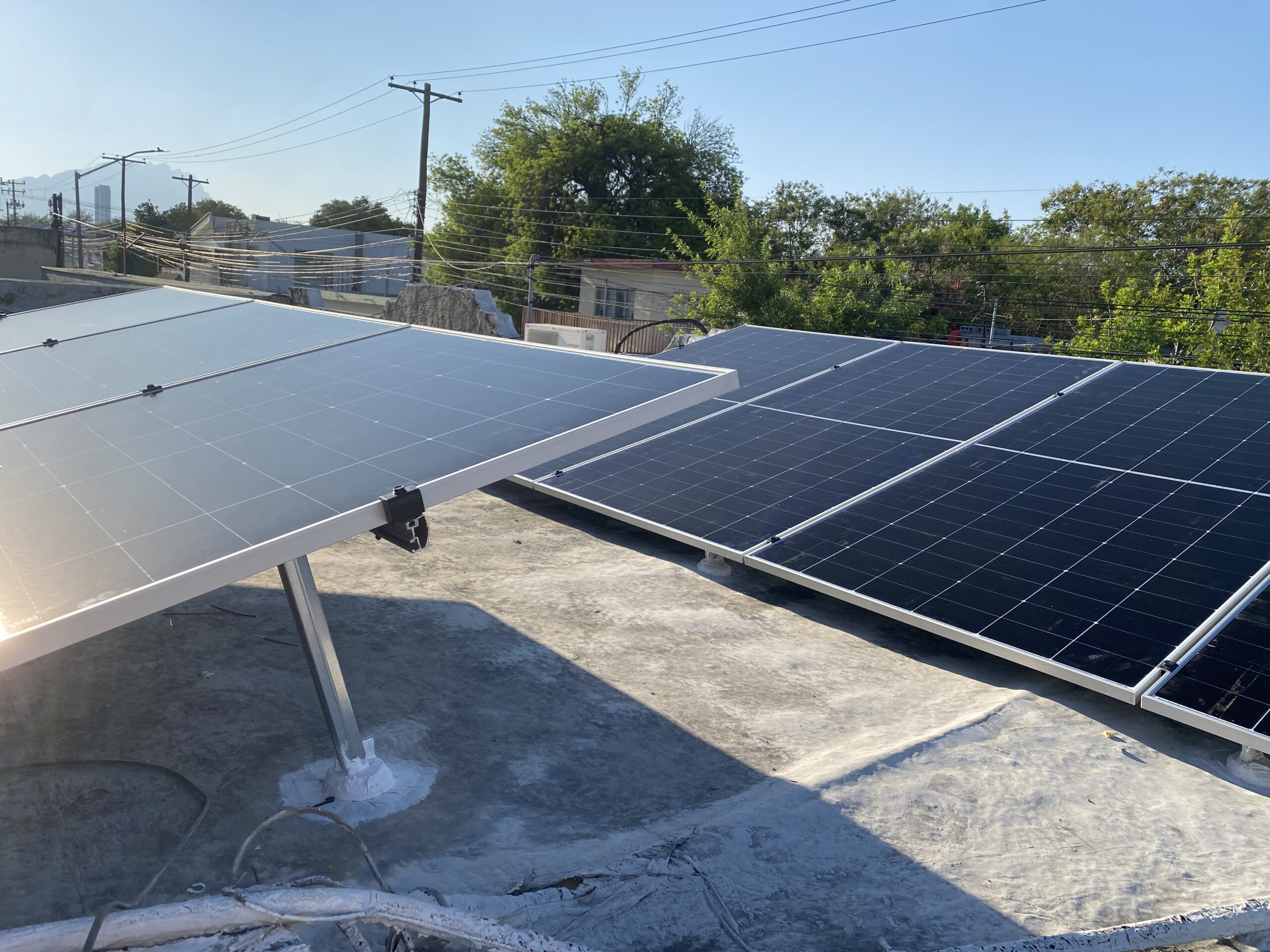 Instalación de paneles solares en techo comercial en Guadalupe, Nuevo León.